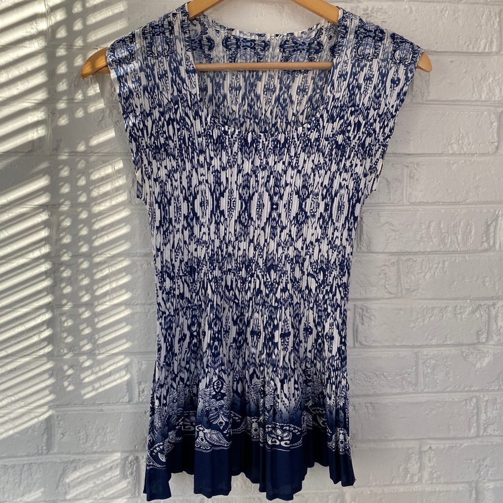 Sleeveless shirt for women